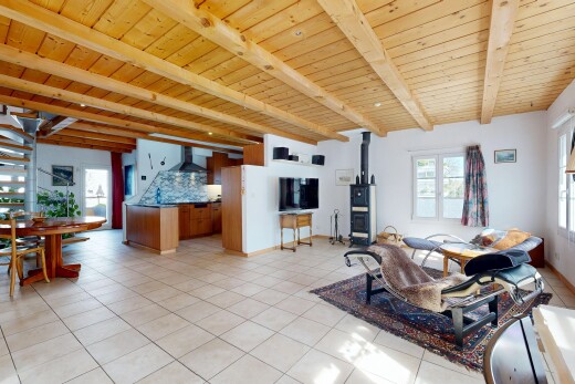 wohnzimmer mit natürliches licht, natural light, holzdecke, wood ceiling, und balkendecke