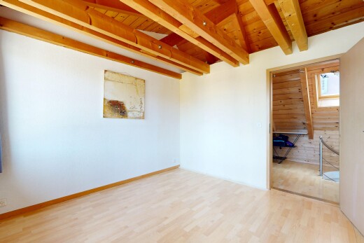 pièce vide avec wood ceiling, plafond en bois, inside property, beamed ceiling, et plafond à poutres