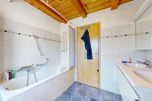 bad mit fliesenwand, tile wall, spiegel, komplettes badezimmer, und doppelwaschtisch