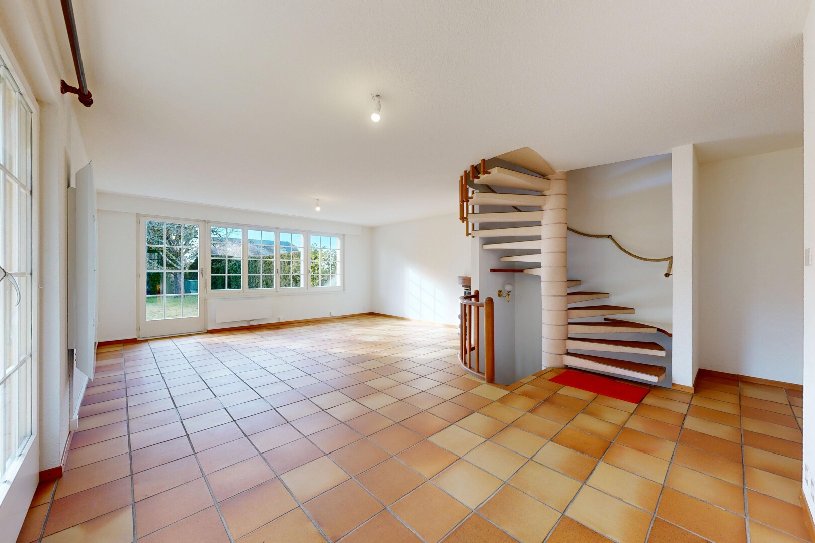 leerer raum mit drywall, gipskartonwand, natural light, natürliches licht, und inside property