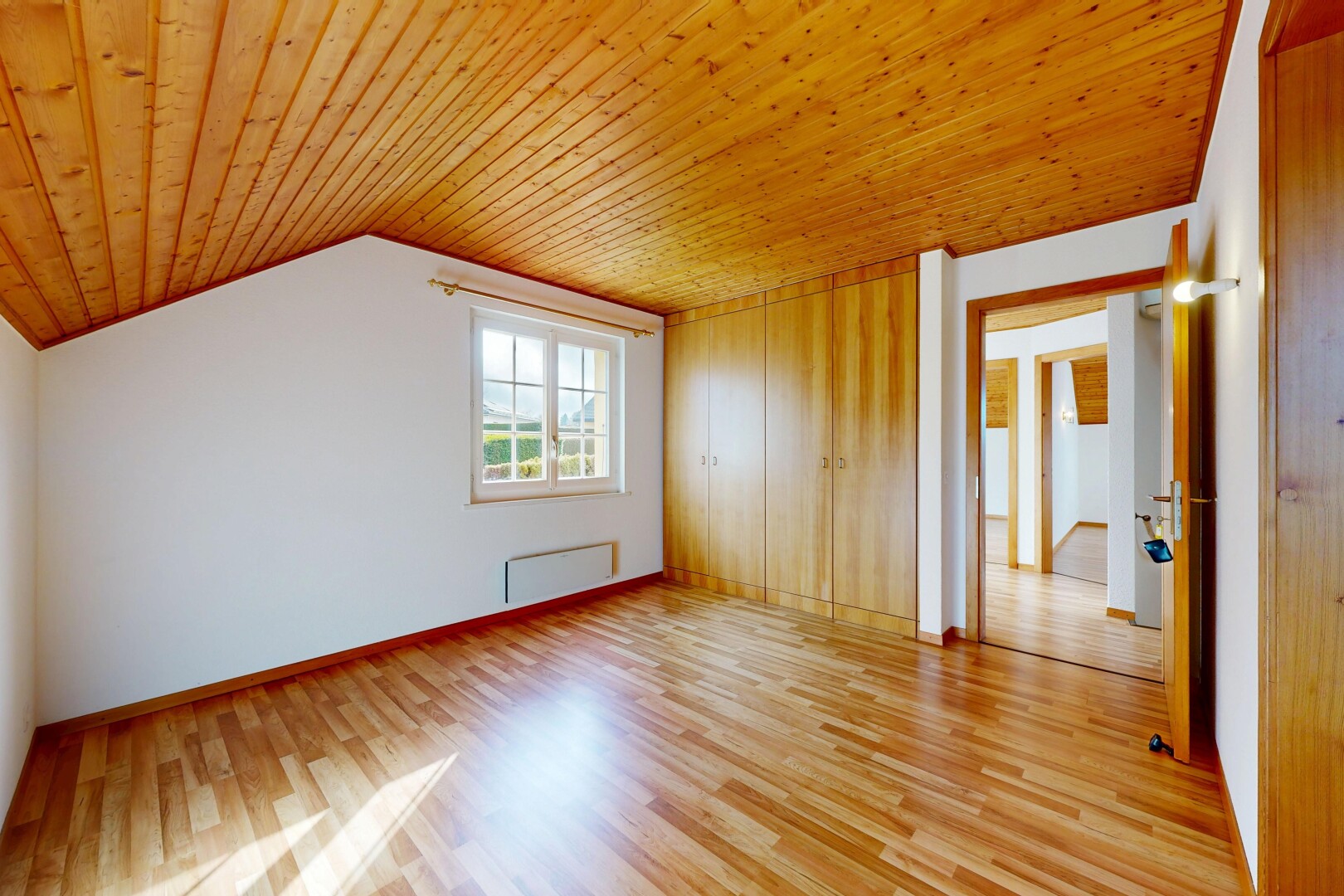 leerer raum mit wood ceiling, holzdecke, inside property, natural light, und natürliches licht