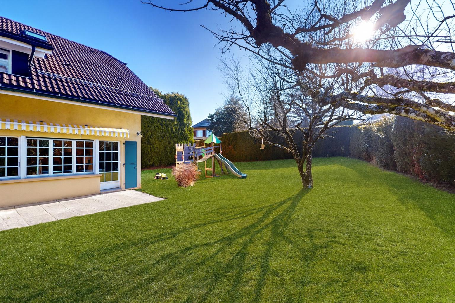 garten mit spielplatz, rasen, terrasse, zaun, und property visible