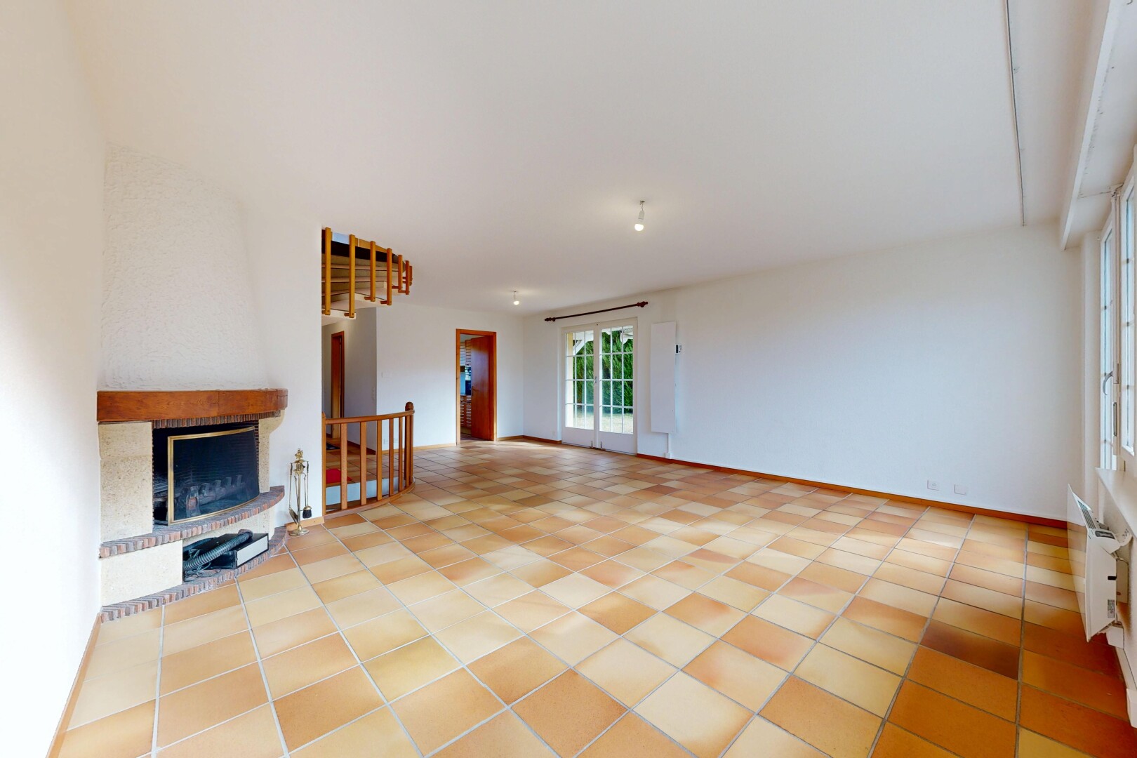 wohnzimmer mit kamin, inside property, natural light, natürliches licht, und drywall