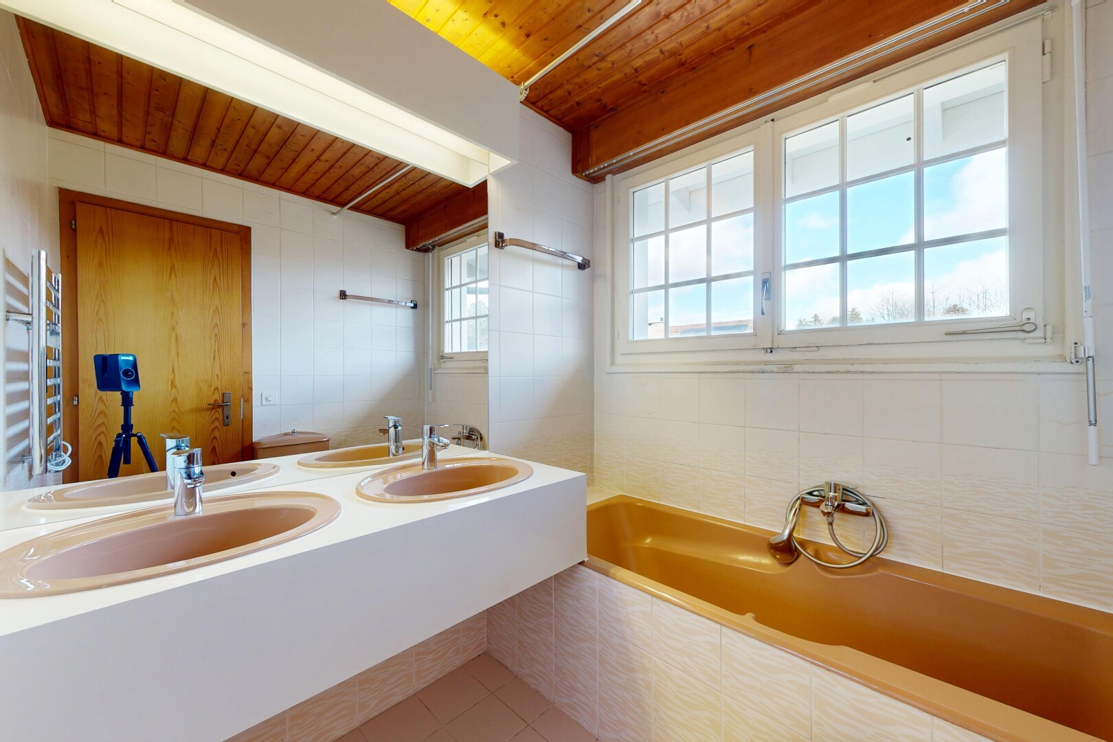bad mit komplettes badezimmer, wood ceiling, holzdecke, natural light, und natürliches licht
