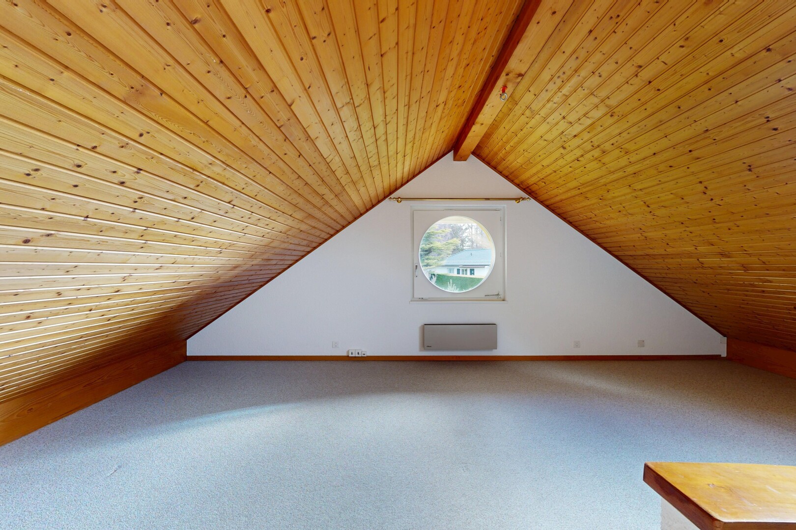 leerer raum mit carpet, teppich, wood ceiling, holzdecke, und vaulted ceiling