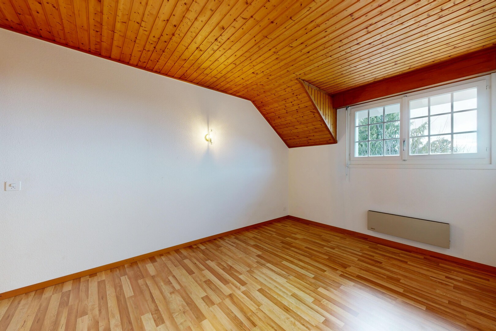 leerer raum mit inside property, wood finish floor, holzfußboden, natural light, und natürliches licht