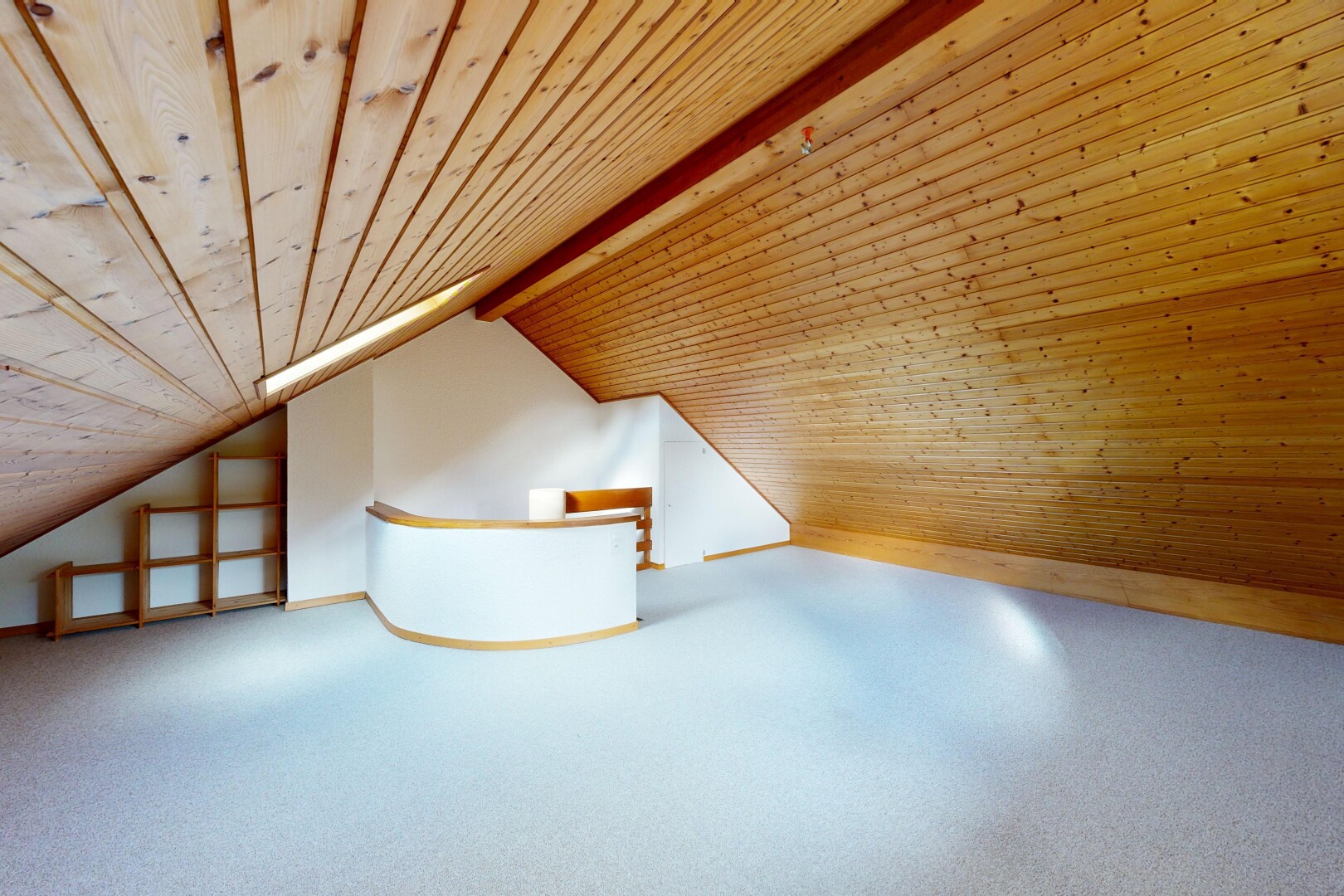 leerer raum mit carpet, teppich, vaulted ceiling, dachschräge, und cathedral ceiling