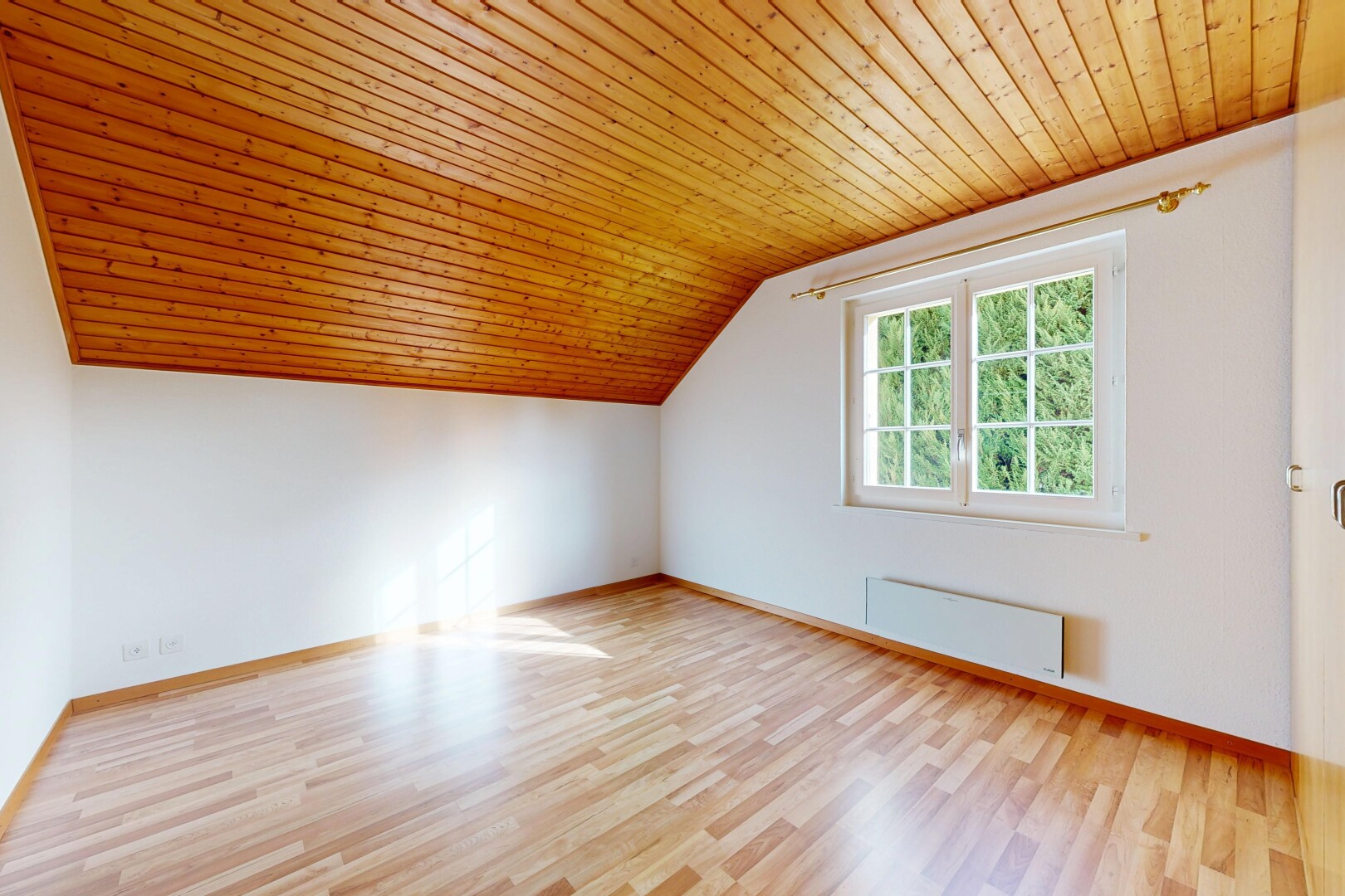 leerer raum mit natural light, natürliches licht, wood ceiling, holzdecke, und inside property