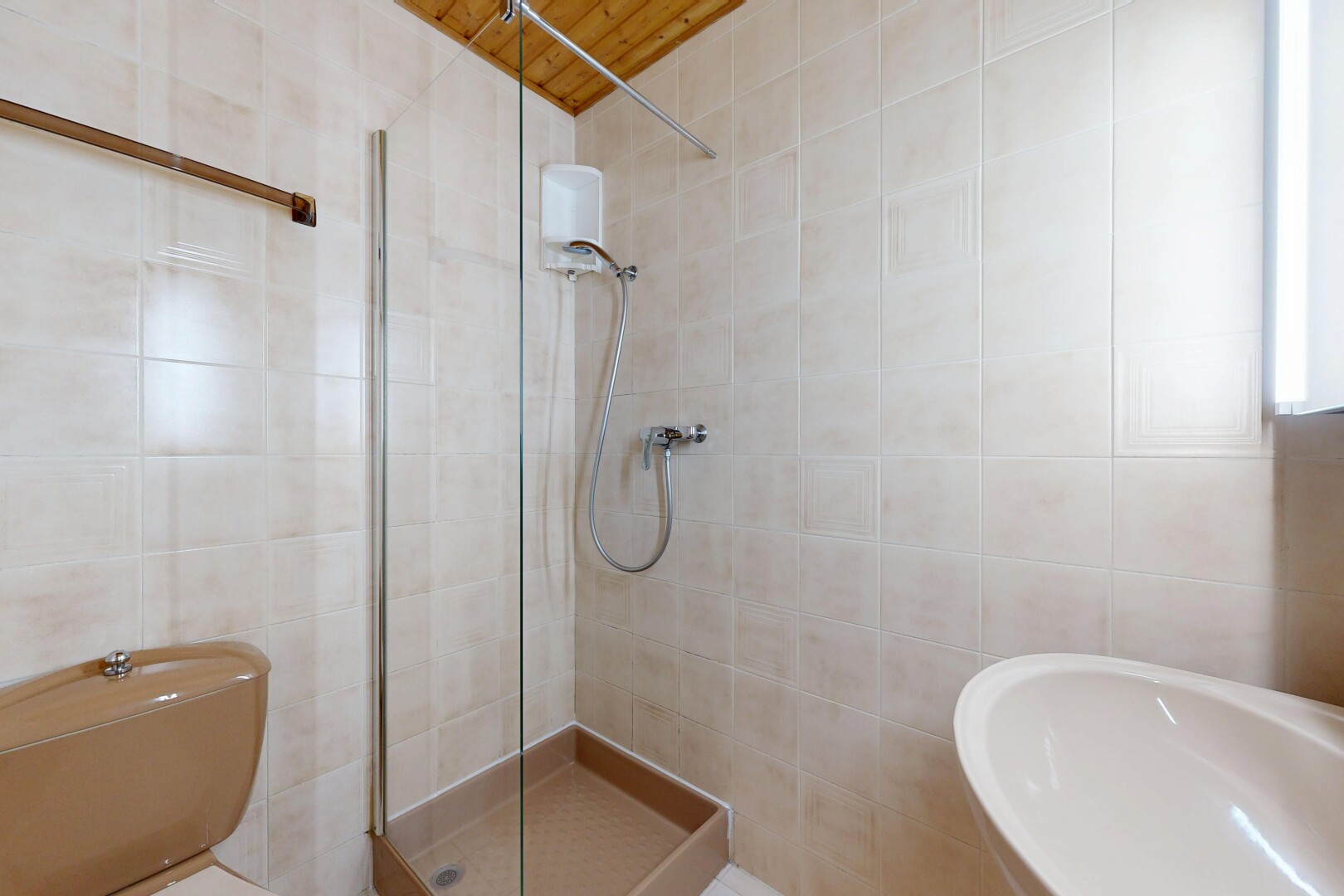 bad mit tile wall, fliesenwand, dusche, komplettes badezimmer, und inside property