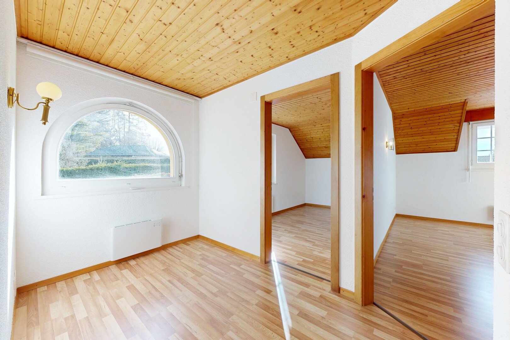 leerer raum mit wood ceiling, holzdecke, wood finish floor, holzfußboden, und inside property