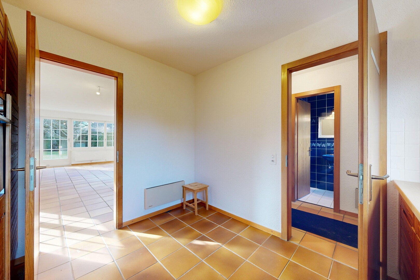 leerer raum mit natural light, natürliches licht, drywall, gipskartonwand, und inside property