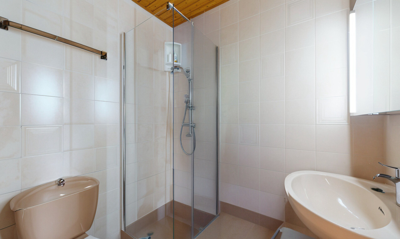 bad mit komplettes badezimmer, fliesenwand, waschbecken, und dusche