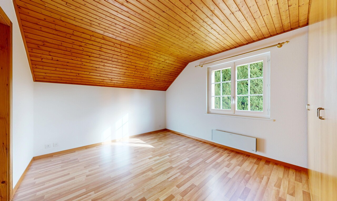 leerer raum mit natural light, natürliches licht, wood ceiling, holzdecke, und inside property