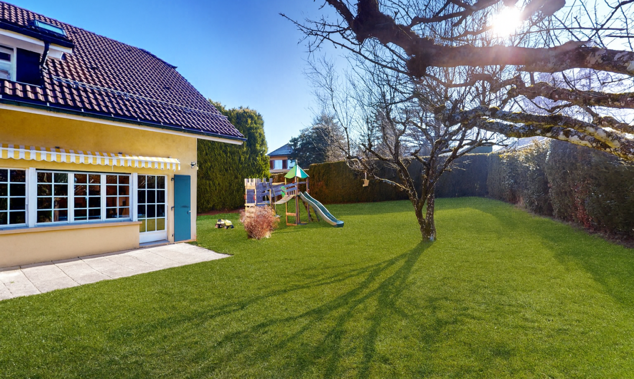 garten mit spielplatz, rasen, terrasse, zaun, und property visible