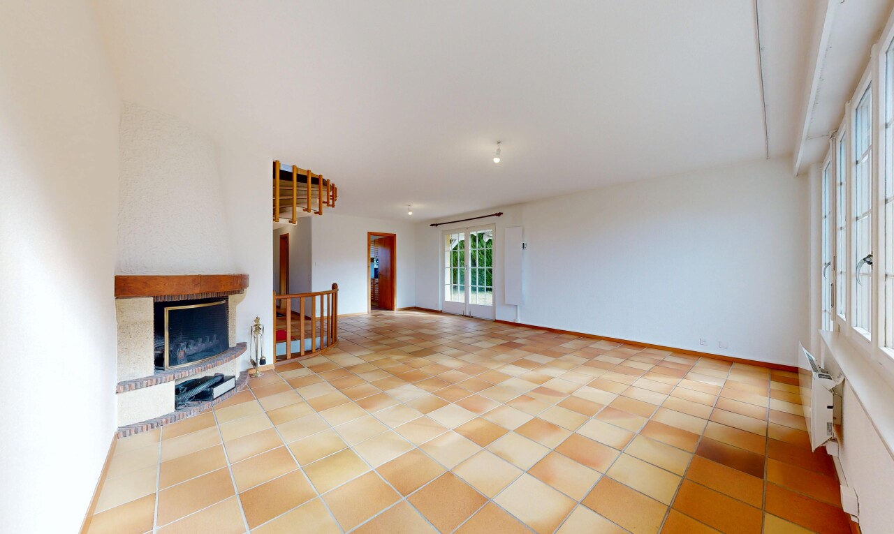 wohnzimmer mit kamin, inside property, natural light, natürliches licht, und drywall