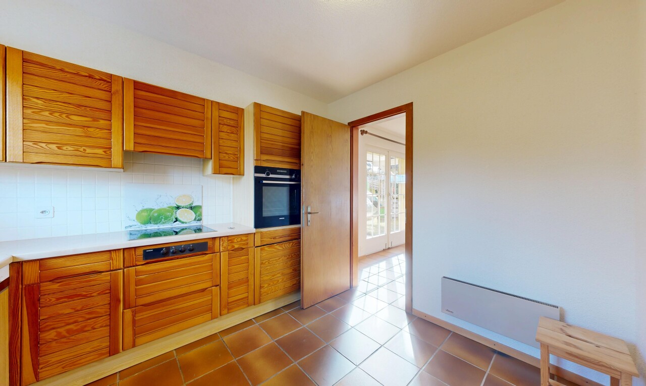 küche mit mittelbraune schränke, medium brown cabinets, arbeitsplatten, light countertops, und ofen