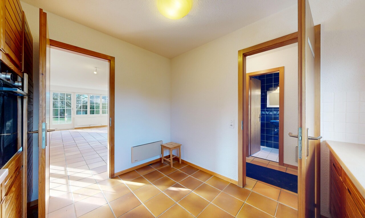 leerer raum mit natural light, natürliches licht, drywall, gipskartonwand, und inside property