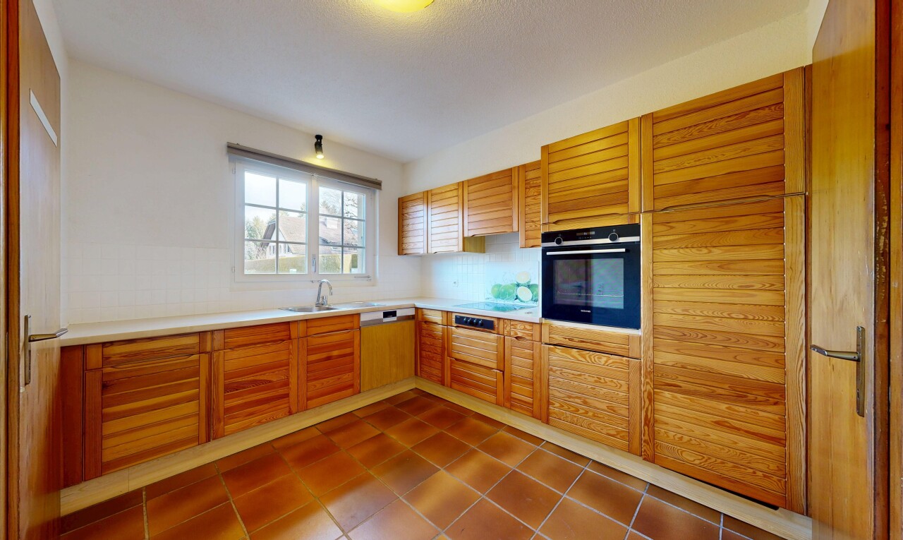 küche mit arbeitsplatten, light countertops, ofen, inside property, und natural light
