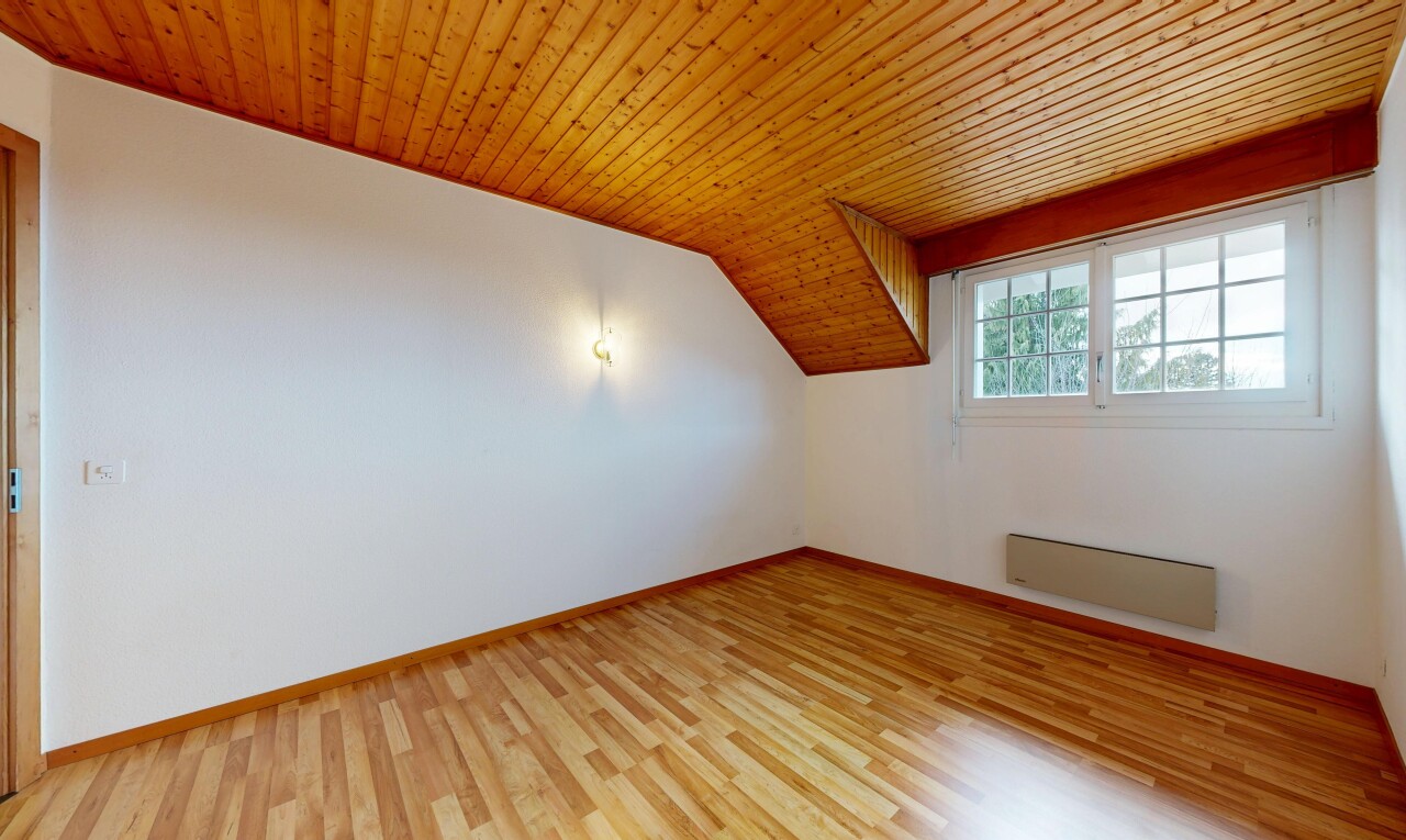 leerer raum mit inside property, wood finish floor, holzfußboden, natural light, und natürliches licht