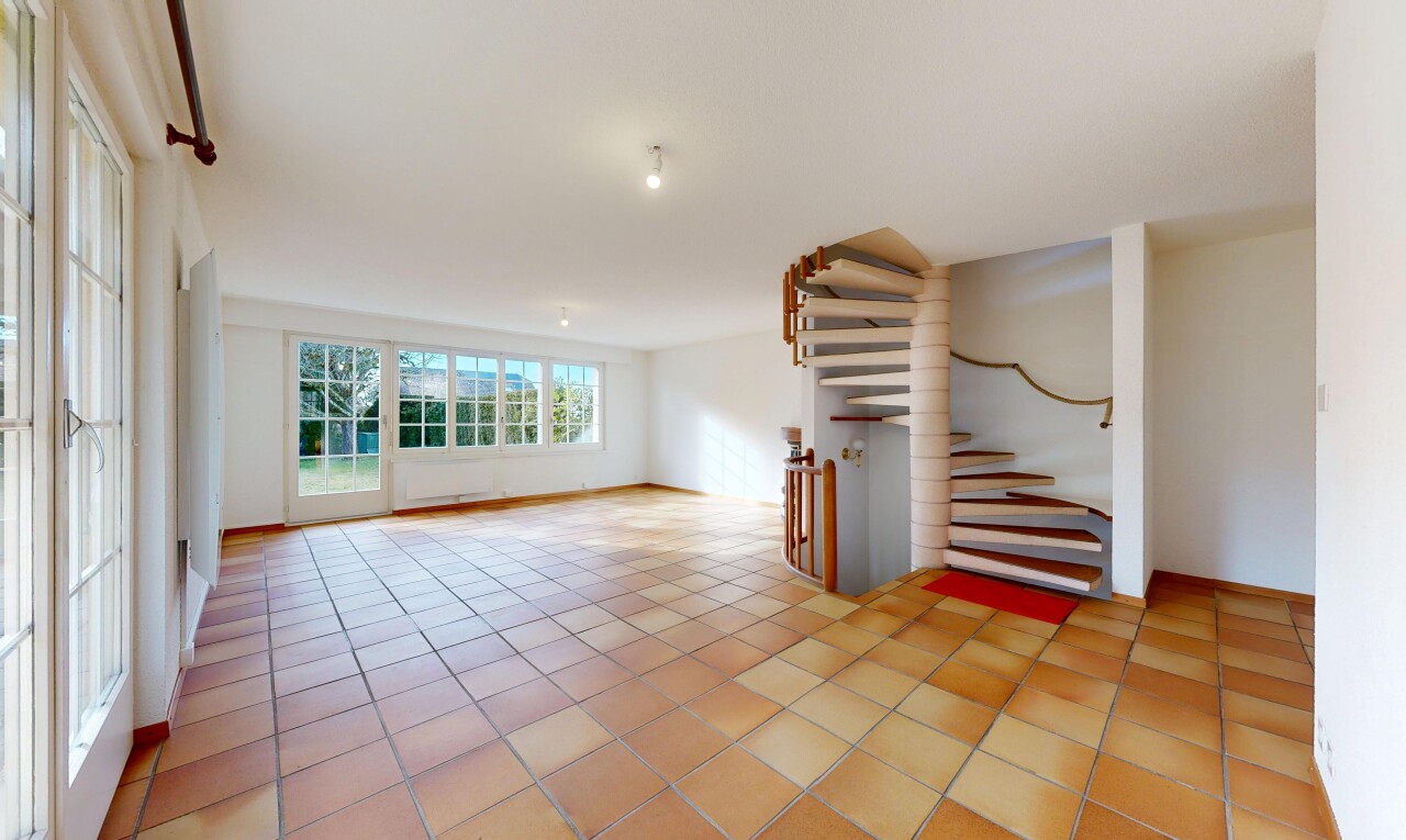 leerer raum mit drywall, gipskartonwand, natural light, natürliches licht, und inside property