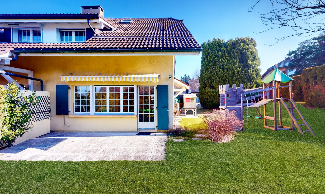 außenansicht mit rasen, terrasse, spielplatz, stuckverkleidung, und day time