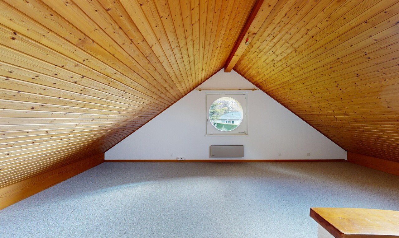 leerer raum mit carpet, teppich, wood ceiling, holzdecke, und vaulted ceiling