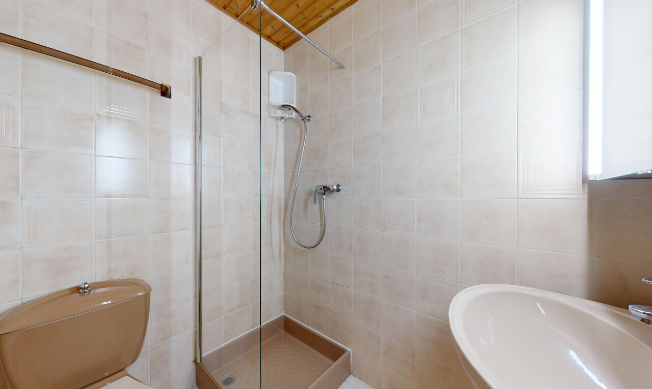 bad mit tile wall, fliesenwand, dusche, komplettes badezimmer, und inside property