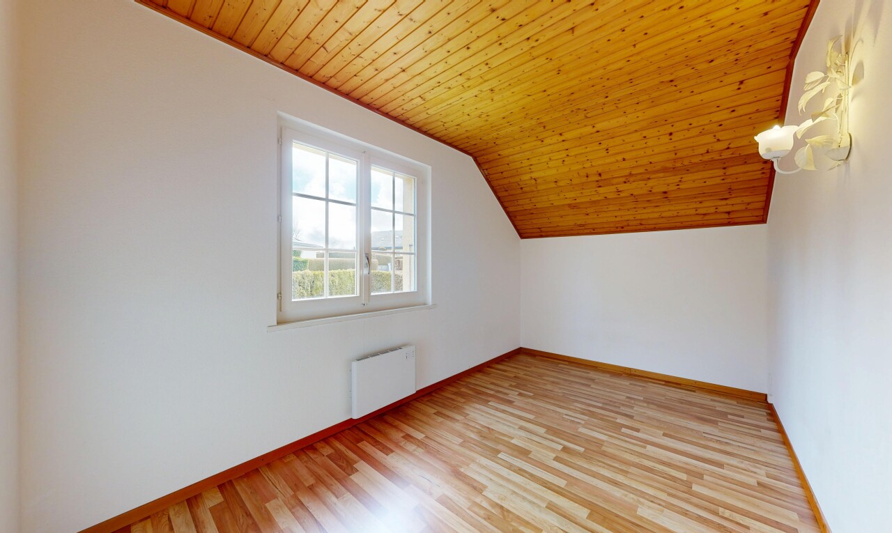 leerer raum mit natural light, natürliches licht, inside property, wood finish floor, und holzfußboden