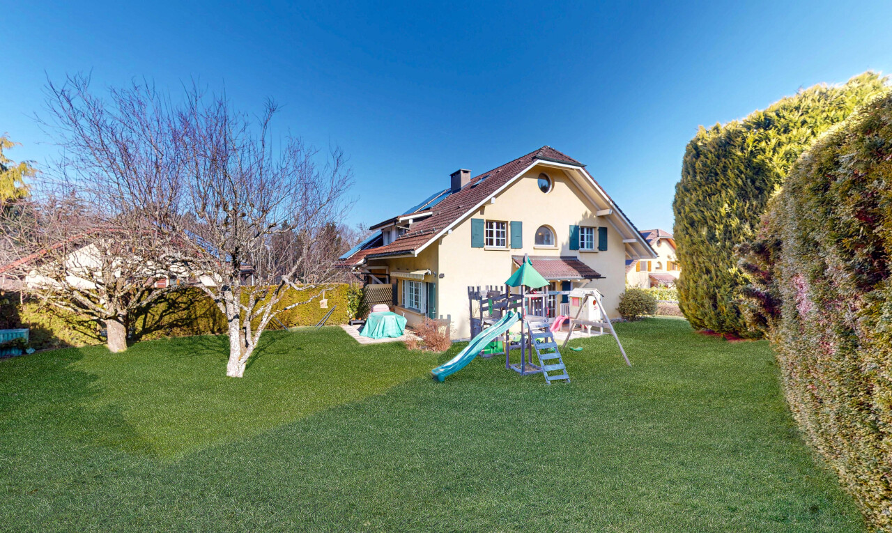 außenansicht mit spielplatz, rasen, property visible, stuckverkleidung, und day time