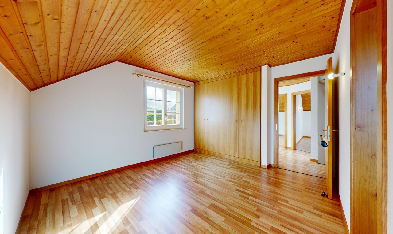 leerer raum mit wood ceiling, holzdecke, inside property, natural light, und natürliches licht