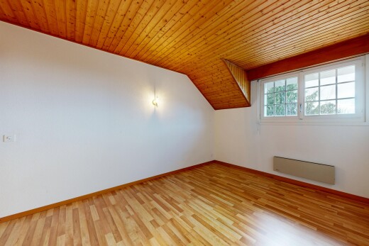 pièce vide avec inside property, wood finish floor, sol en finition bois, natural light, et lumière naturelle