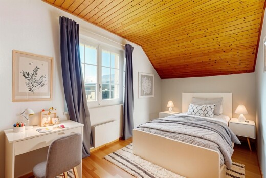 chambre avec wood finish floor, sol en finition bois, natural light, lumière naturelle, et inside property