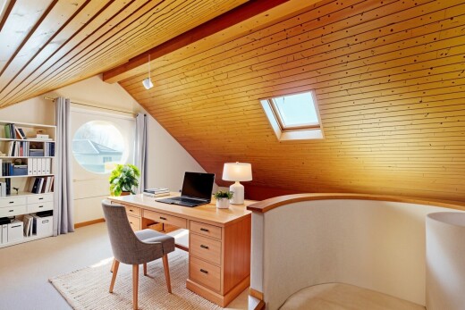 bureau avec vaulted ceiling, plafond voûté, inside property, espace bureau, et beamed ceiling