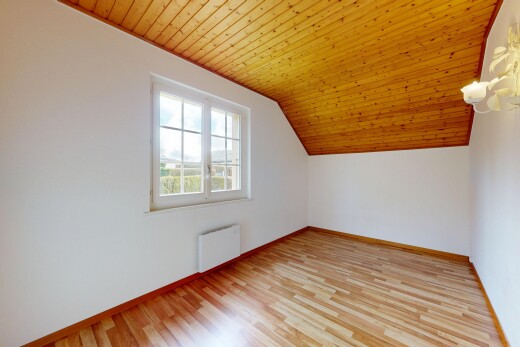 pièce vide avec natural light, lumière naturelle, inside property, wood finish floor, et sol en finition bois
