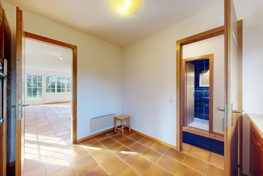 pièce vide avec natural light, lumière naturelle, drywall, cloison sèche, et inside property