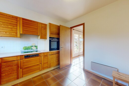 cuisine avec armoires marron moyen, medium brown cabinets, plans de travail, light countertops, et four