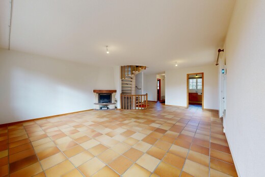 salon avec drywall, cloison sèche, inside property, natural light, et lumière naturelle