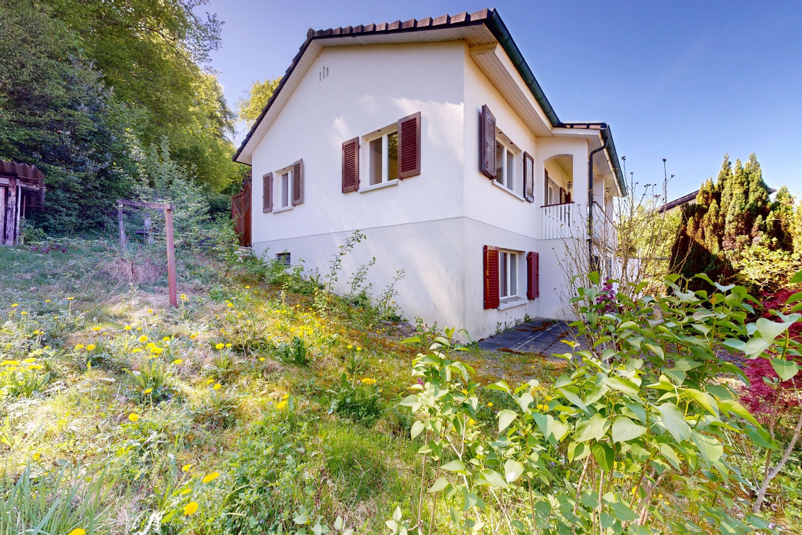 außenansicht mit stuckverkleidung, property visible, balkon, und day time