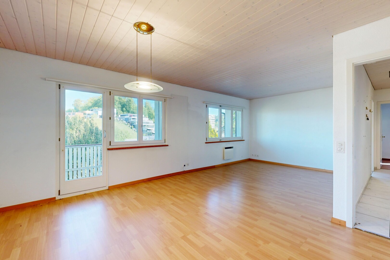 leerer raum mit natürliches licht, natural light, holzfußboden, wood finish floor, und inside property