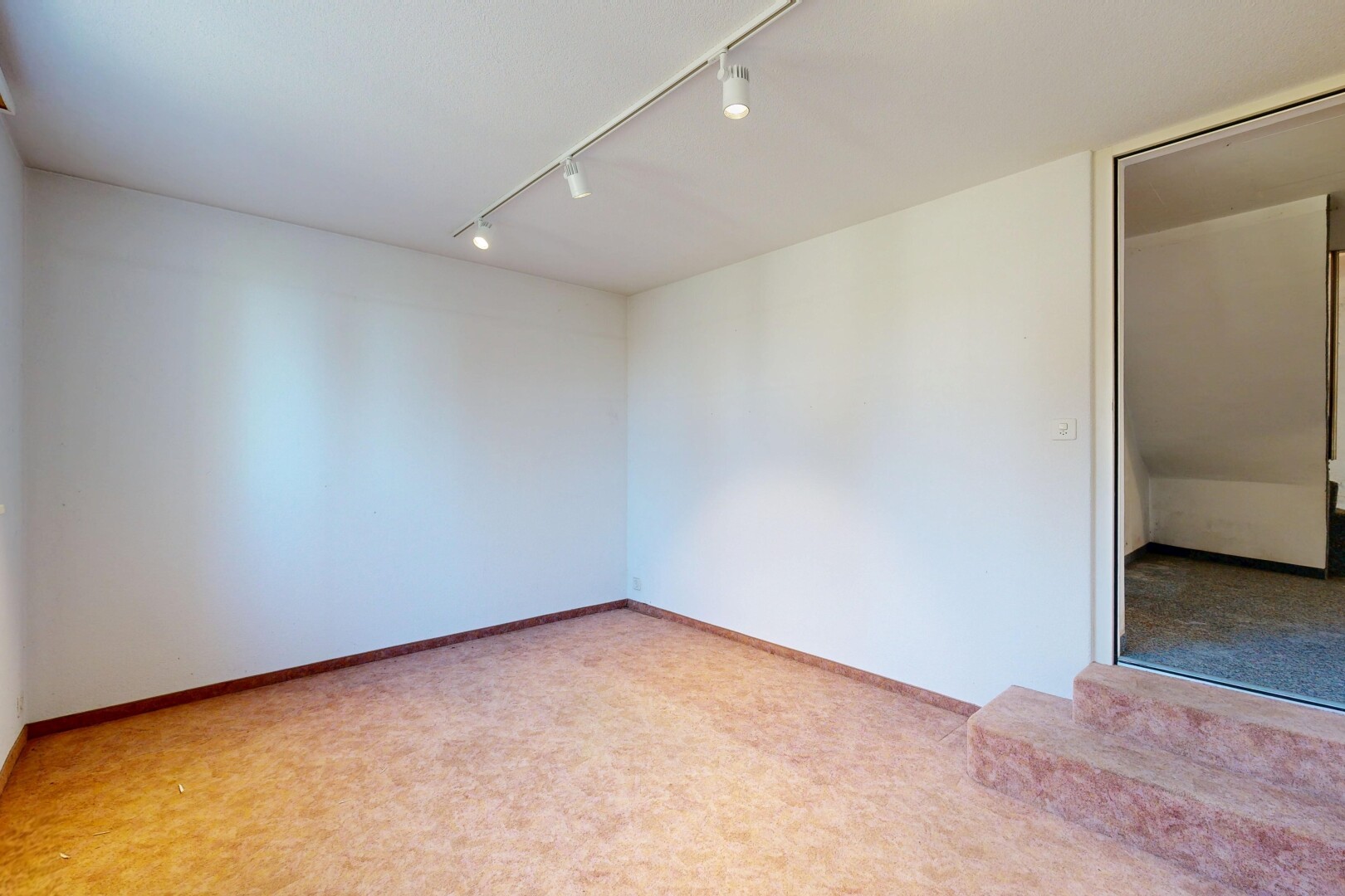 leerer raum mit track lighting, deckenbeleuchtung, drywall, gipskartonwand, und inside property