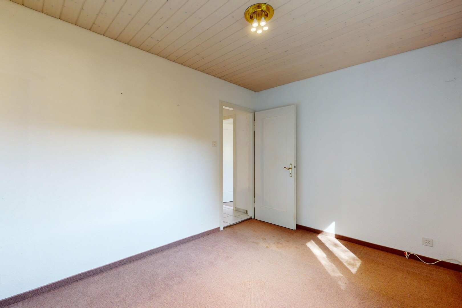leerer raum mit drywall, gipskartonwand, carpet, teppich, und inside property