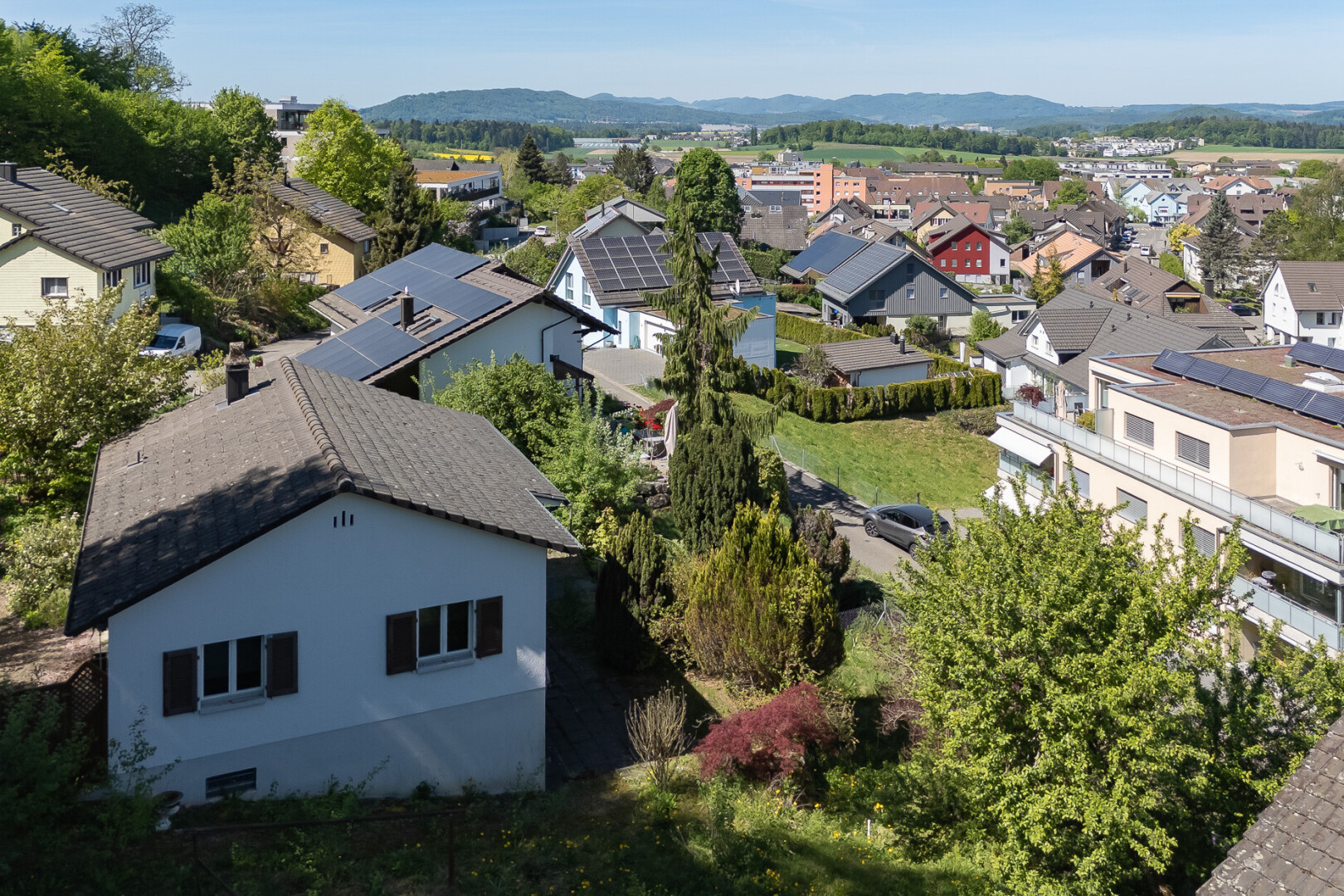 außenansicht mit residential view, wohngebietblick, stuckverkleidung, day time, und mountain view