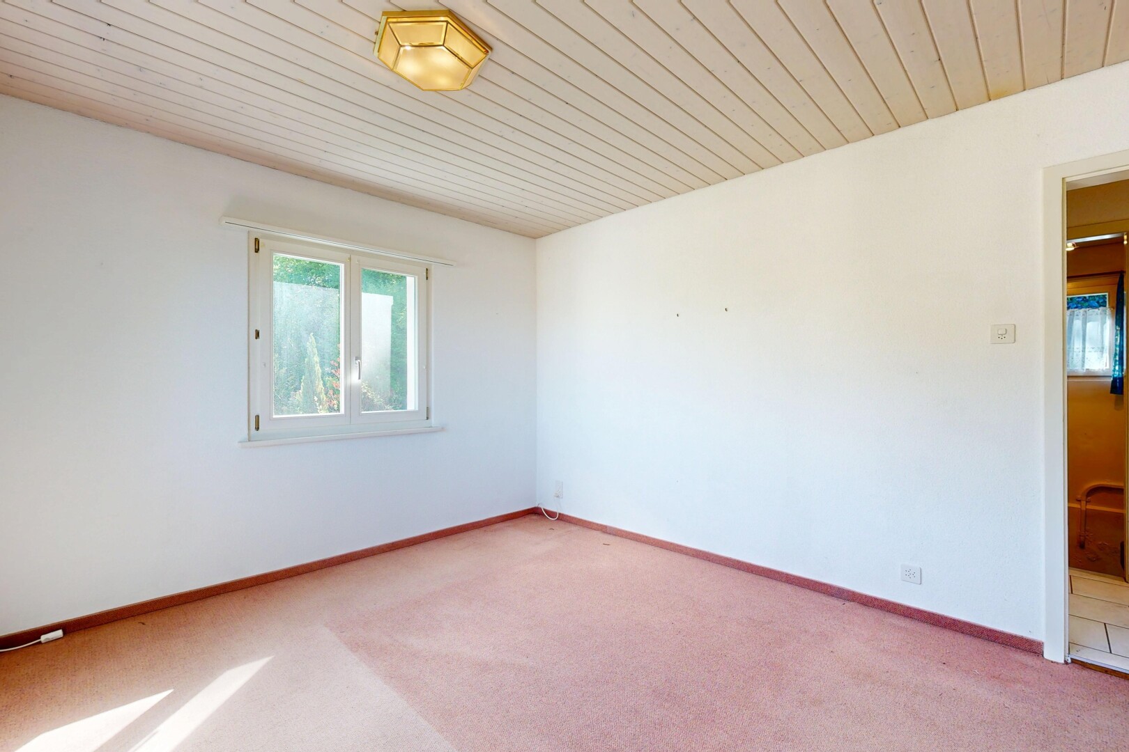leerer raum mit holzdecke, wood ceiling, teppich, carpet, und gipskartonwand