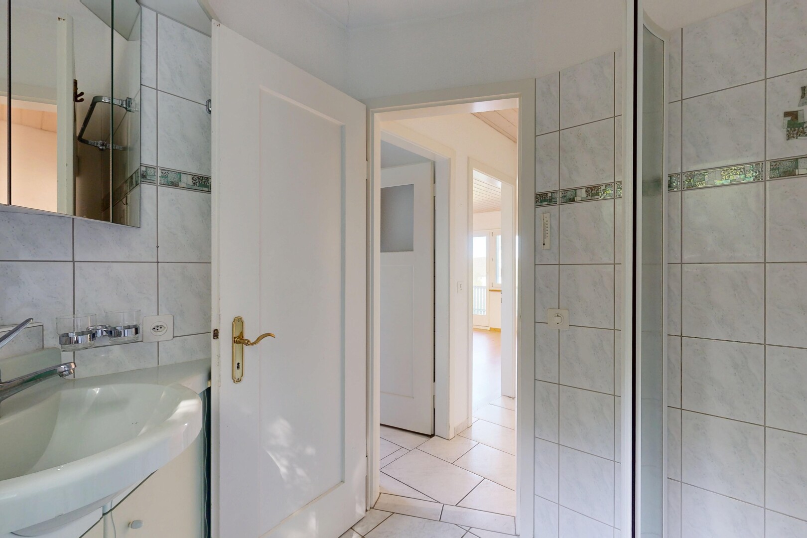 bad mit schminktisch, spiegel, waschbecken, tile floor, und fliesenboden