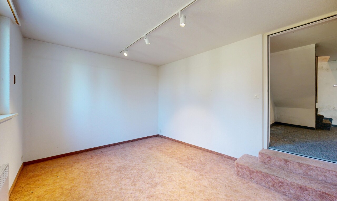 leerer raum mit track lighting, deckenbeleuchtung, drywall, gipskartonwand, und inside property