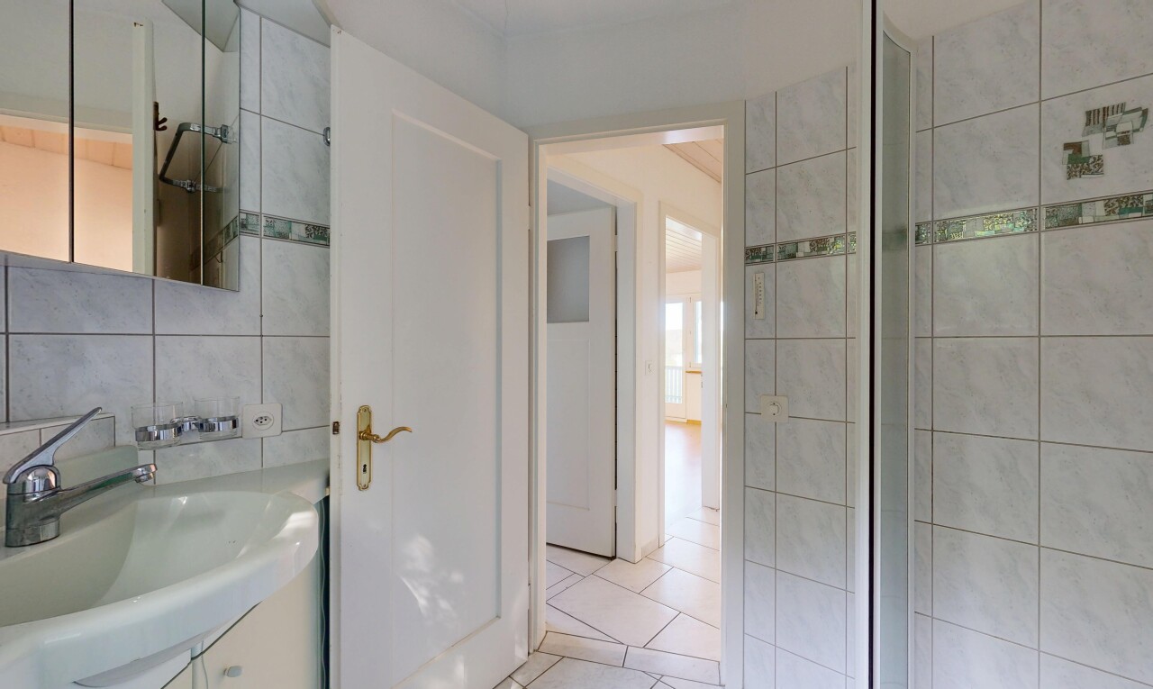 bad mit schminktisch, spiegel, waschbecken, tile floor, und fliesenboden
