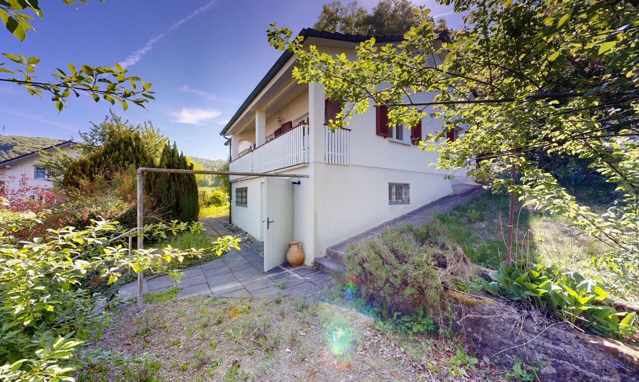 außenansicht mit balkon, property visible, und stuckverkleidung