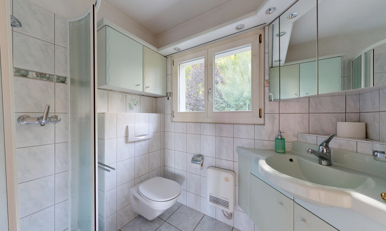 bad mit schminktisch, spiegel, komplettes badezimmer, fliesenboden, und tile floor
