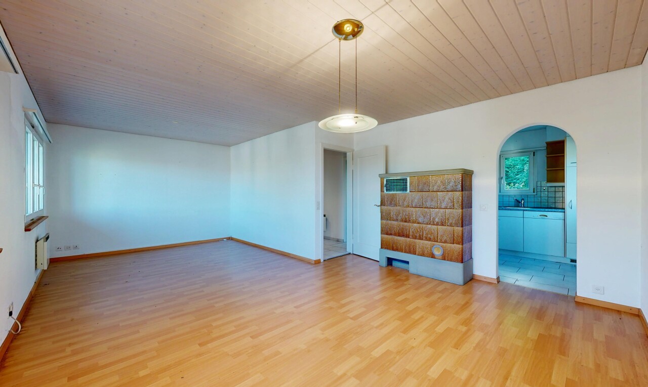 leerer raum mit gewölbte gehwege, natural light, natürliches licht, wood finish floor, und holzfußboden