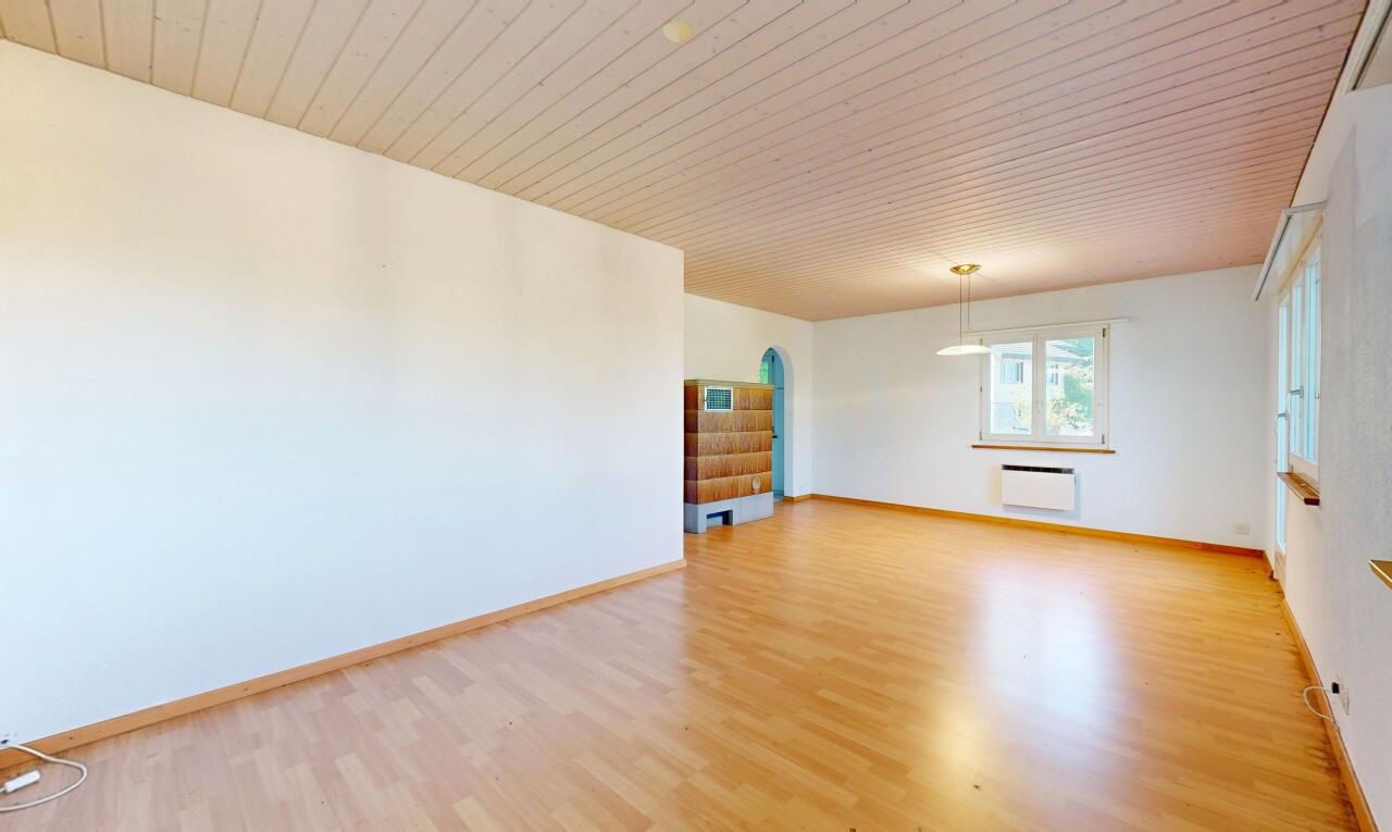 leerer raum mit wood finish floor, holzfußboden, inside property, drywall, und gipskartonwand